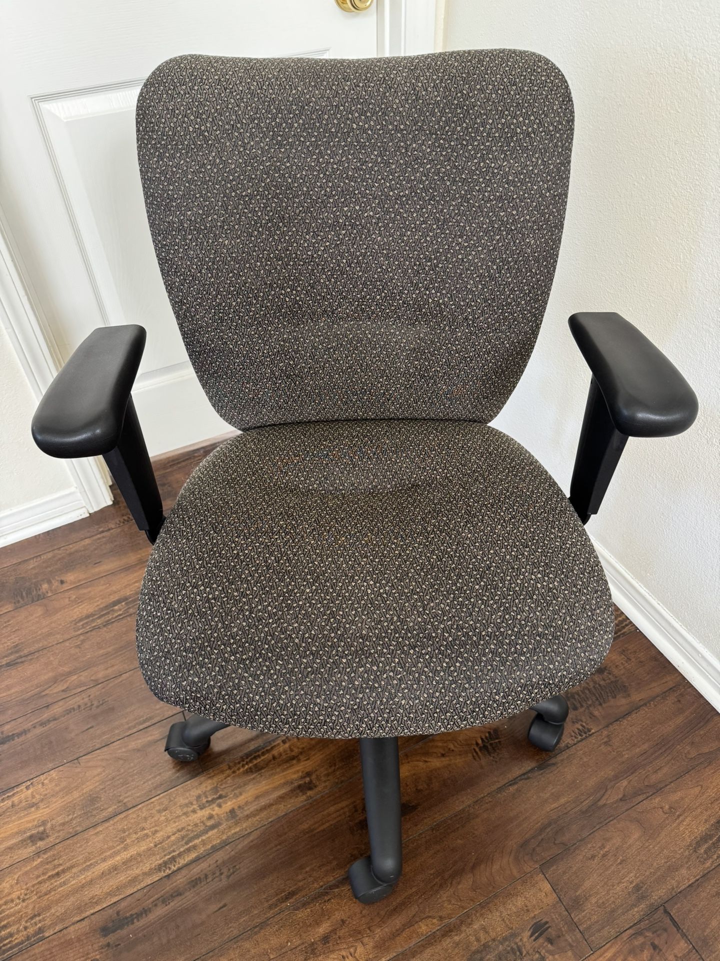 Office Chair - Exceptional Condition, Fully Adjustable