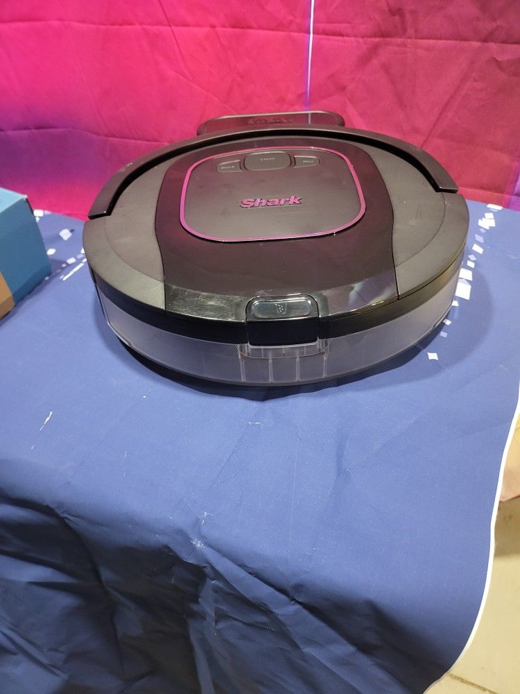 Shark Robot Vacuum EXTRA LARGE (Like New) Retail 349