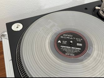 2 Technics SL-1210M5G turntables
