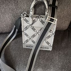 New Michael Kors Crossbody. See Pictures For Measurements. Read Description 
