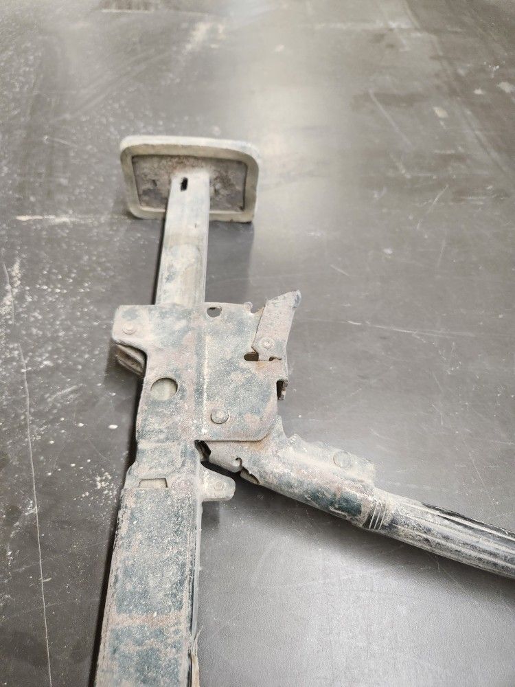 Used JACK WAS USED IN BACK OF TRAILER TO.HOLD LOADS IN  GOES FROM 85" T O 9'5" CAN BE USED FOR OTHER THINGS TO