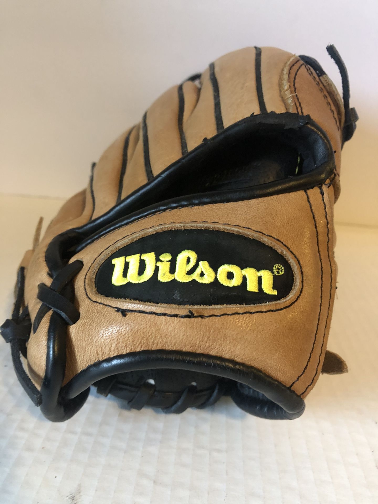Wilson  A700 Outfield Leather Glove