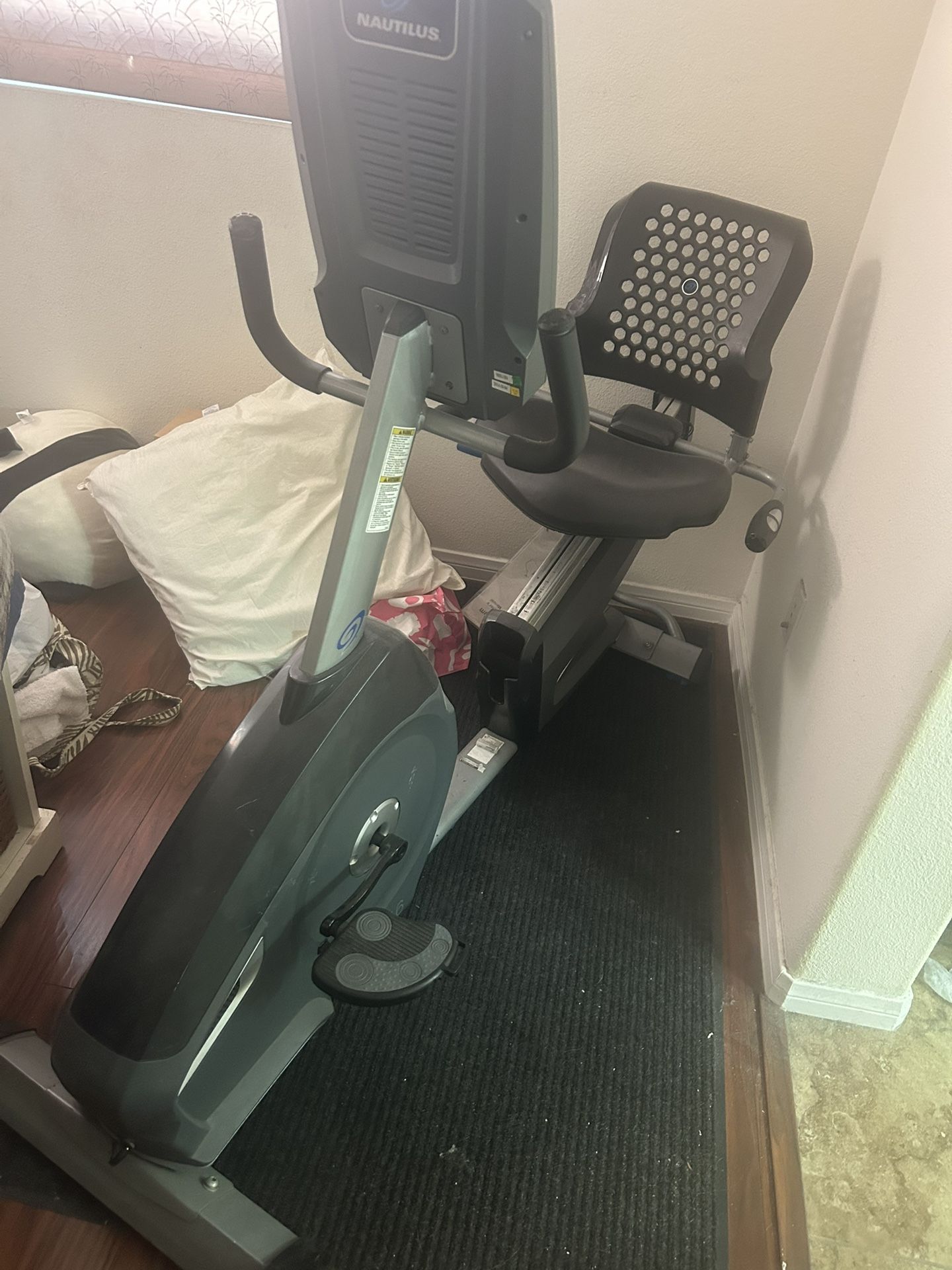 Nautilus Recumbent Exercise bike, Pro Gym Quality - Multi User Tracking