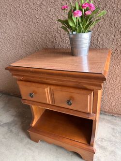 Vntg nighstand w 1 drawer n shelf