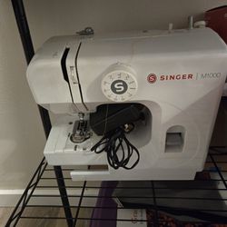Singer Compact Sewing Machine W/ Sewing Supply Kit