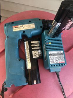 Makita cordless drill with charger and 2 batteries