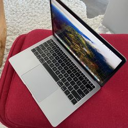 APPLE MacBook Air 13” USBC Laptop Computer Great Working Condition 