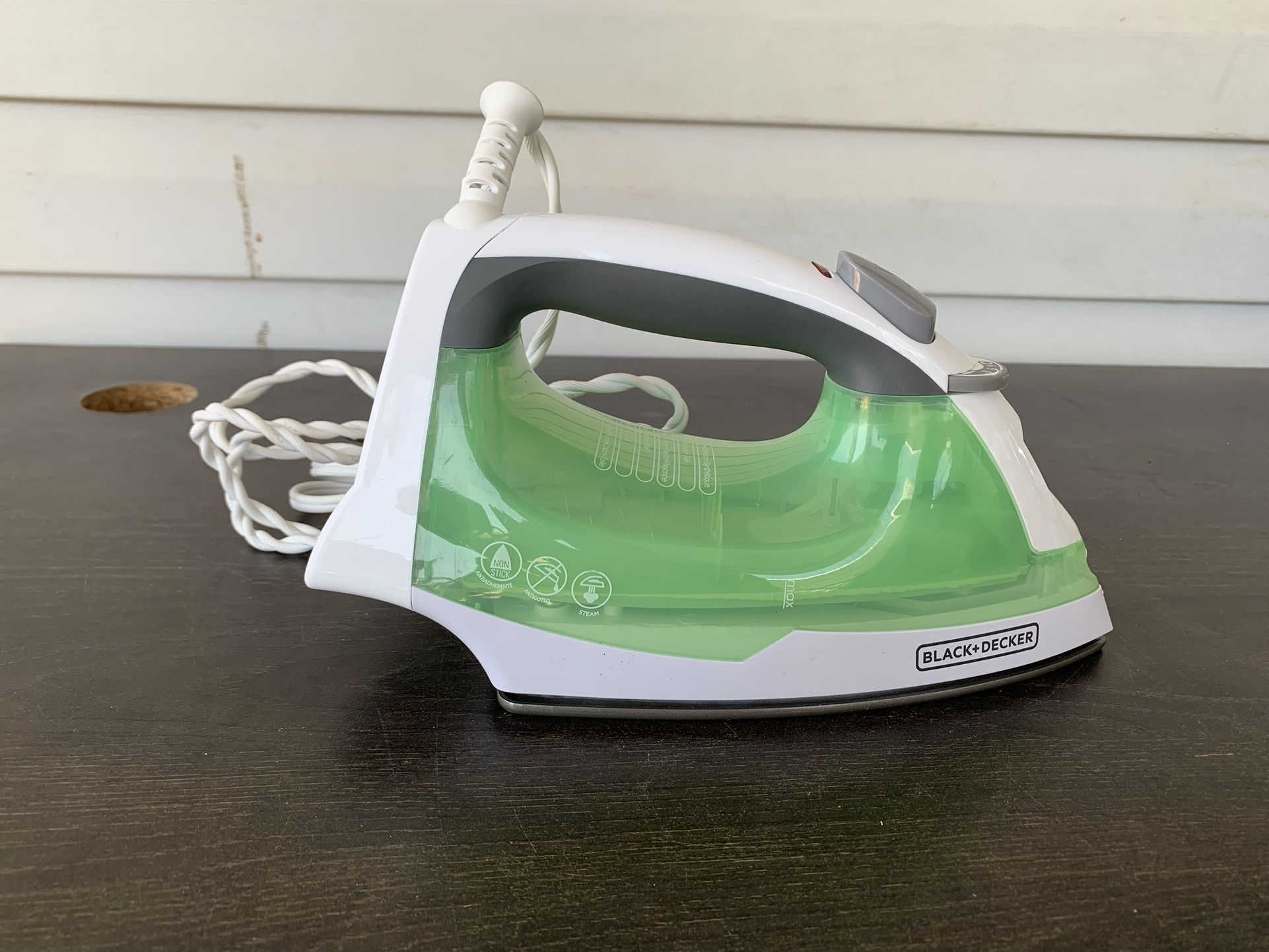 Black And Decker Easy Steam Compact Iron Model IR02V Green