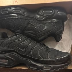Air Max Plus 8.5, All black.       I also have a white pair ask for photos if want.