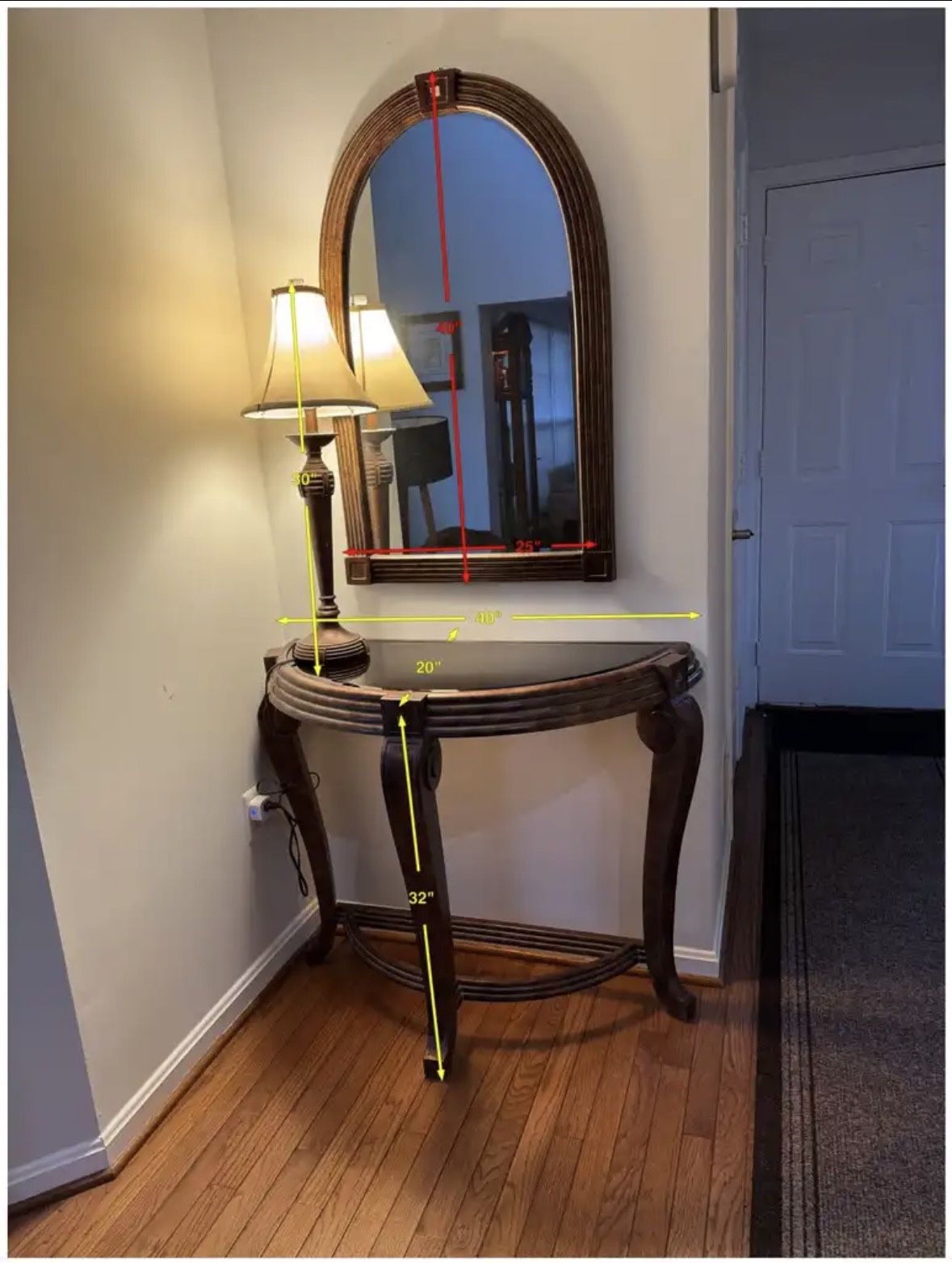 Elegant Console Table with Mirror & Lamp – Excellent Condition – Priced to Sell