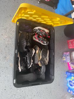 Tub of boys shoes sizes 1-3 ish