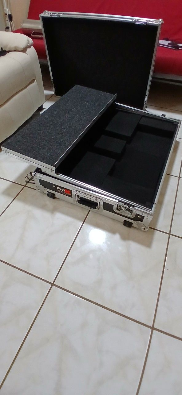 DJ FLIGHT CASE IN NEW CONDITION. ANY SIZE DJ CONTROLLER WILL FIT. ( MAKE ME AN OFFER)