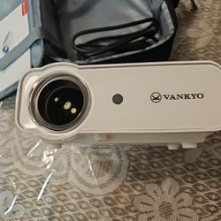 VANKYO LEISURE D30T PROJECTOR WITH REMOTE AND ACCESSORIES