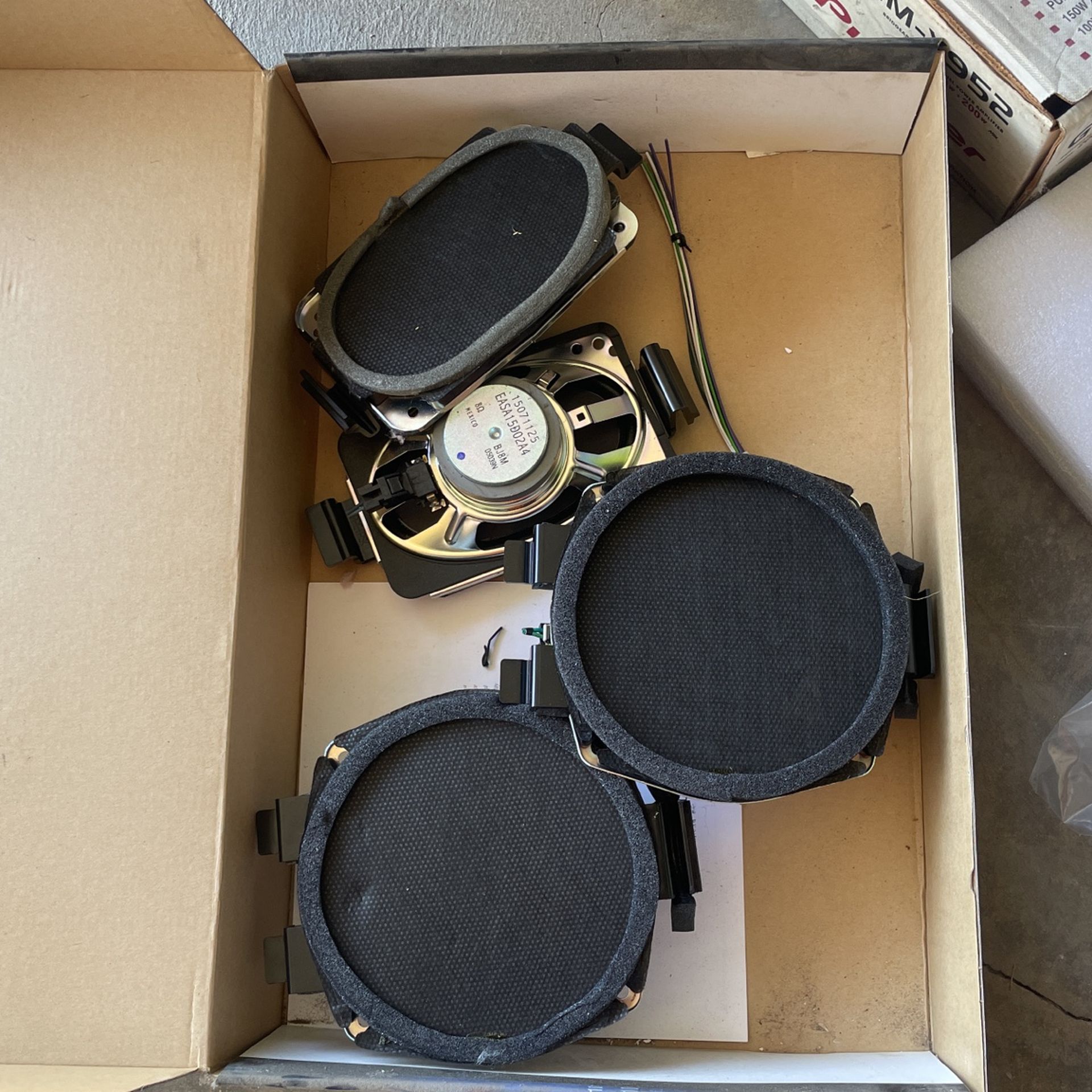 Original Speakers To a 2005 Gmc Sierra And Dvd/ Sterio