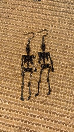 Dangling skeleton earrings