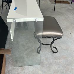 Desk with chair for sale!