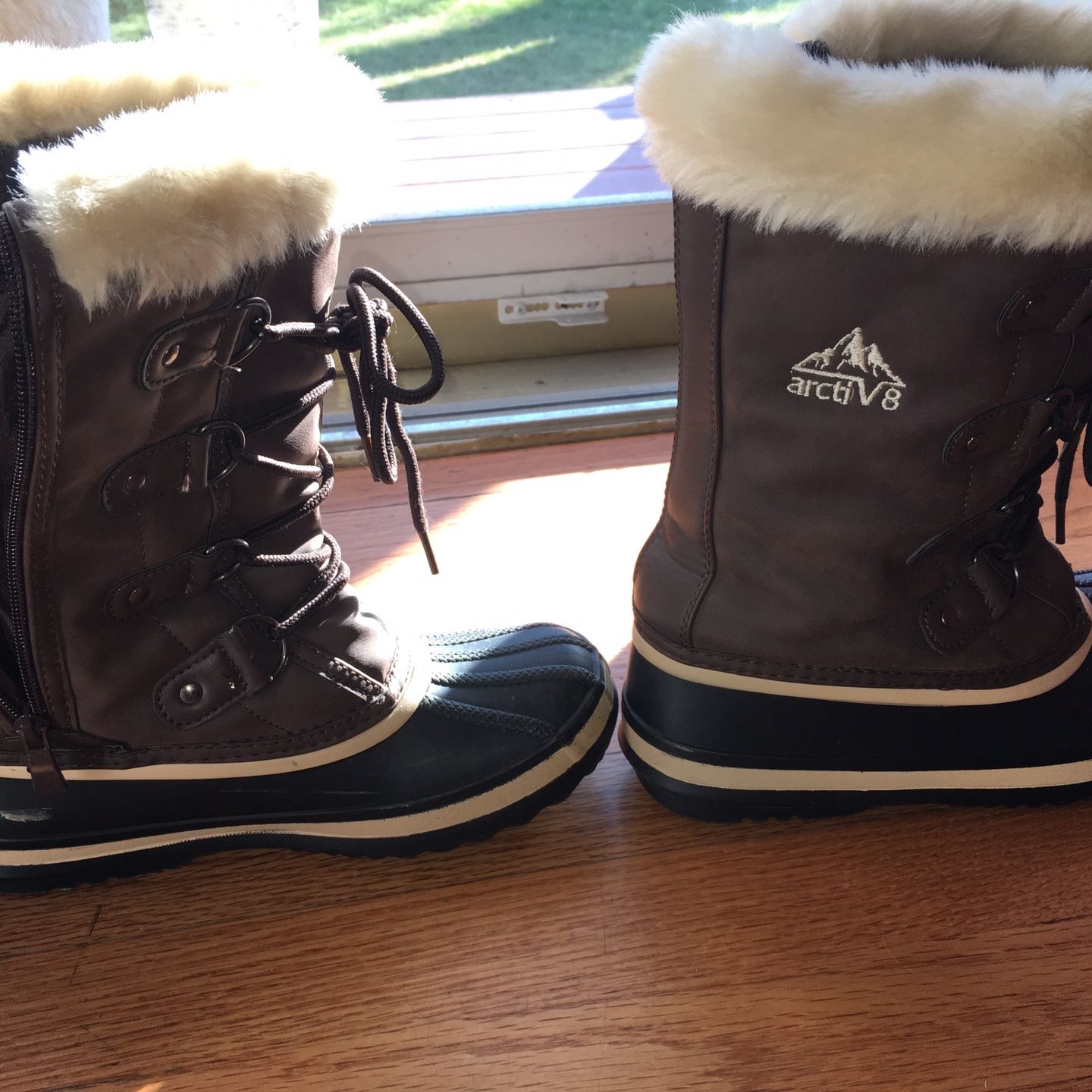 Girls Fur-lined Winter Boots. Brown. Size 5. Like New