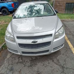 FOR SALE:  2009 CHEVY MALIBU LS (DOESN'T RUN, NO TITLE FOR PARTS ONLY  & RIMS FOR $85
