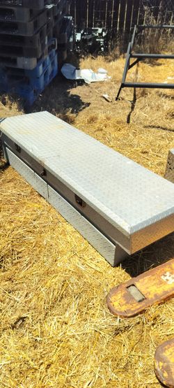 Truck tool box