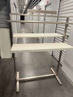Mueble Exhibidor Modular Metálico – 6 Repisas y 2 Barras para Ropa