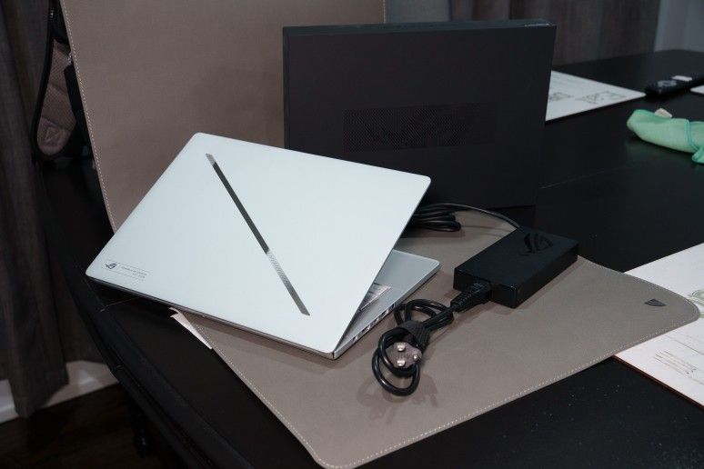 ASUS ROG Zephyrus G14 (2024) - Platinum White