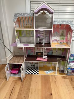 Large KidKraft Dollhouse with Garage – Great Condition