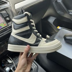 Louis Vuitton supreme leather gloves for Sale in Miami, FL - OfferUp