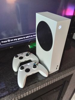 Xbox series s  with 2 white wireless remotes and cables like new 200$ firm