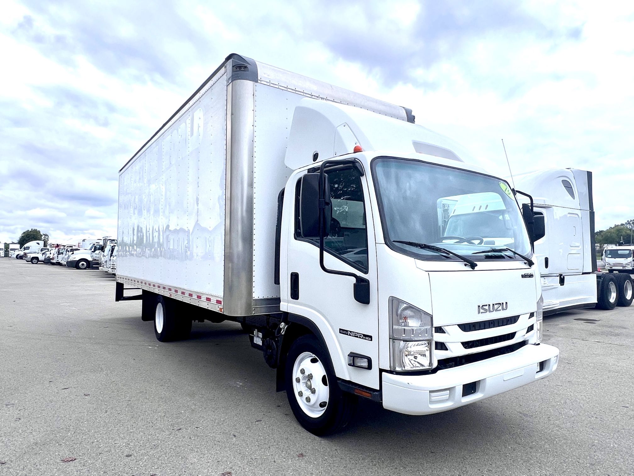 2019 ISUZU NPR 22' BOX TRUCK WARRANTY INCLUDED!!
