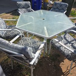 BONITO JUEGO DE PATIO , 6  SILLAS CON SUS COJINES . TODO ESTÁ  EN BUENAS CONDICIONES .  BUEN PRECIO  .NECESITA IRSE . 