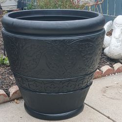 Grosfillex Brand 21" VERY LARGE Pot Planter. BLACK PLASTIC. - $35 (Washington Park, i25 and Alameda, Denver)