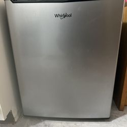 Whirlpool 2.7 Cu Ft. Mini Fridge 