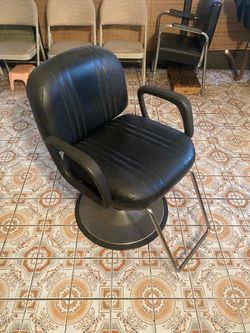 Salon chair with lift