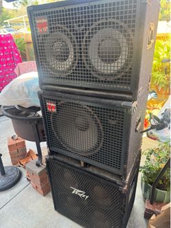 Este es un SWR Workingman's 2x10T, un gabinete de bajos que cuenta con dos altavoces de 10 pulgadas y un tweeter.El gabinete está clasificado para man