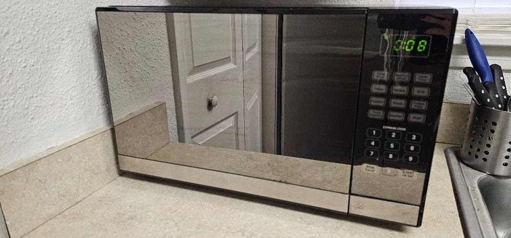 Oster 1.3 Cu. ft. Stainless Steel With Mirror Finish Microwave Oven 1000 Watt