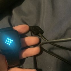 Fitbit Versa 4 Smartwatch BRAND NEW NEVER USED BAND SEPERATELY INcluded with it in box includes charger as well mever been programmed