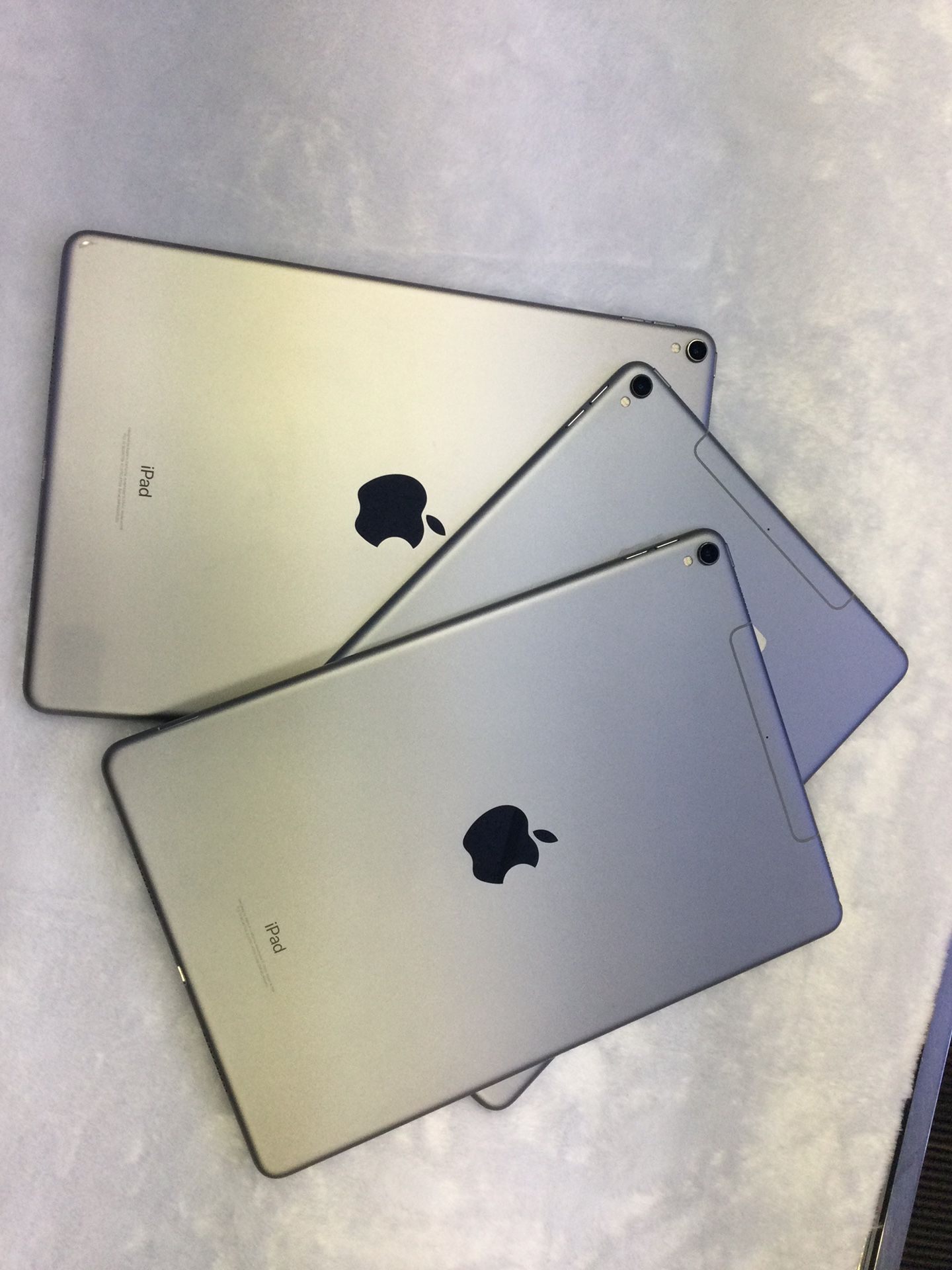 iPad Pro 1st Gen 10.5in 64GB WI-FI + 4G UNLOCKED