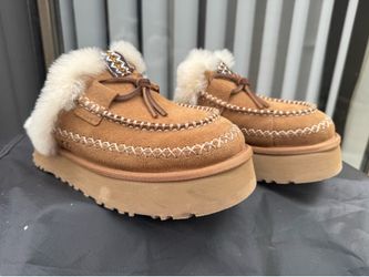 UGG Women's Disquette Alpine size 5 Used in great condition