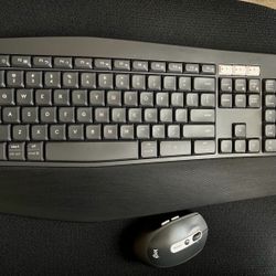 Logitech Wireless Keyboard and Mouse Combo- Like New! 