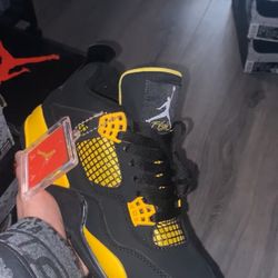Jordan 4 retro thunder 