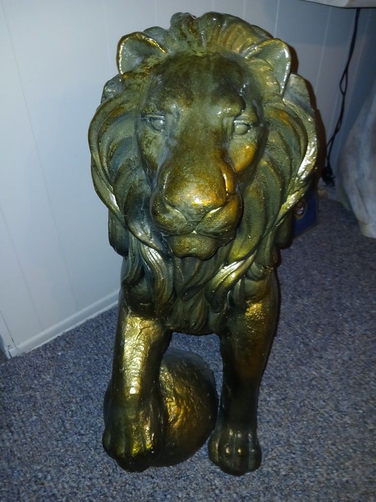 LG DECORATOR LION FORM PLASTER SCULPTURE W GILT FINISH.