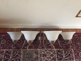 Vanity light 4 bulbs in great working condition