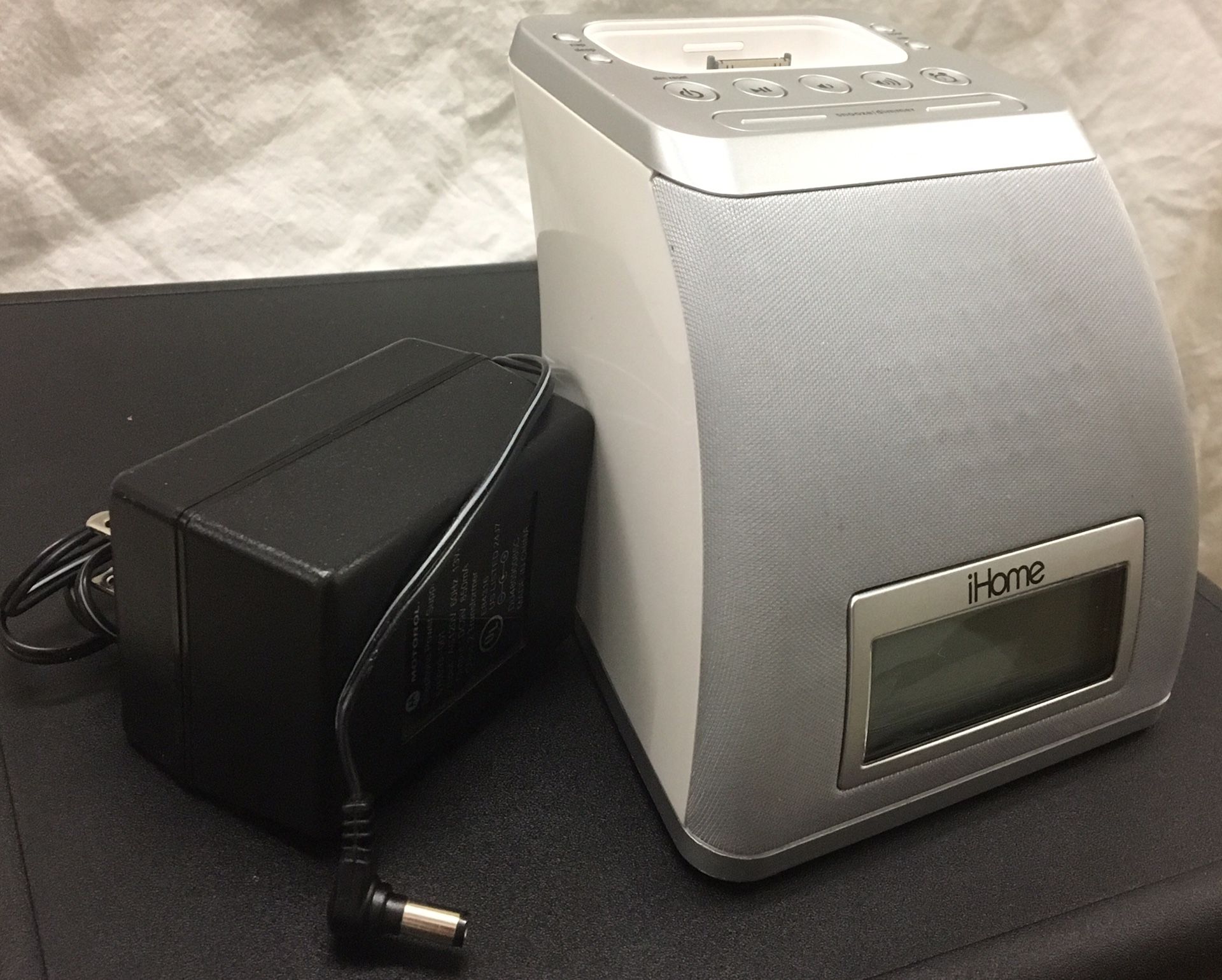 iHOME IP21 30-PIN iPod iPhone Alarm Clock Dock Speaker