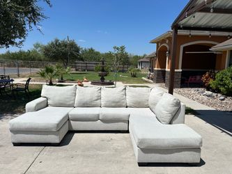Beautiful beige modern u shape sectional in great condition super comfy asking 650