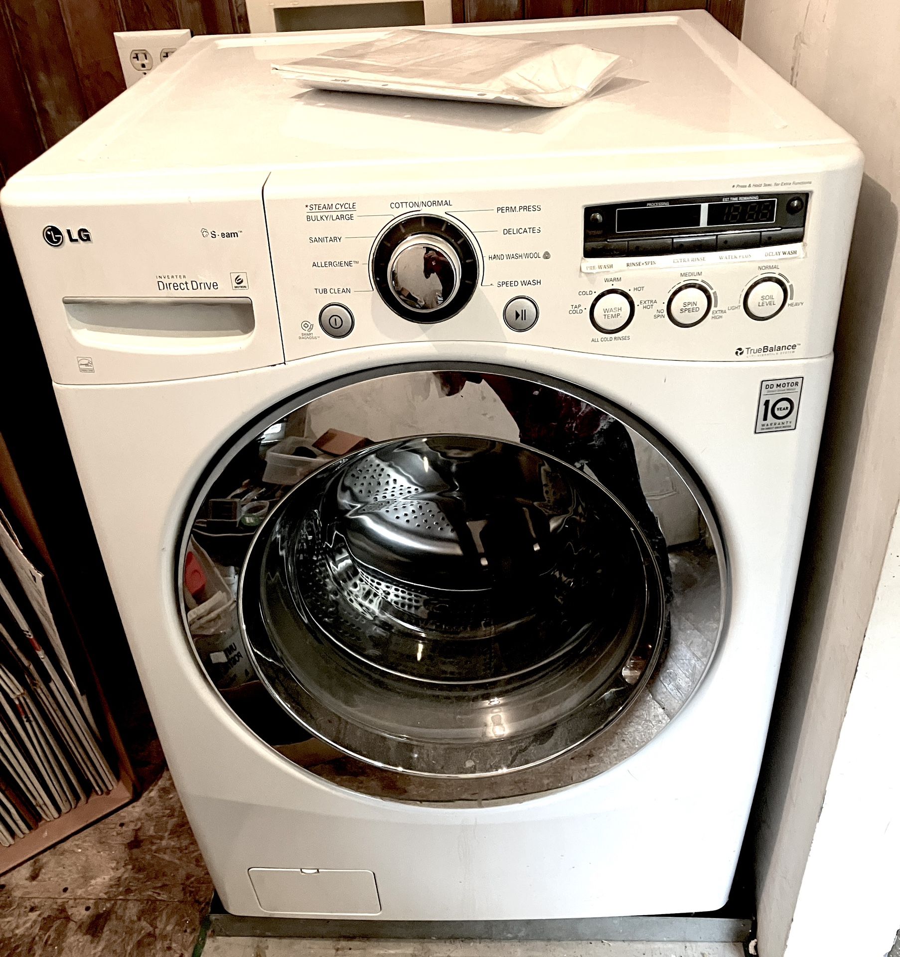 π LG SteamWasher Series WM2650HWA Front Load Washer