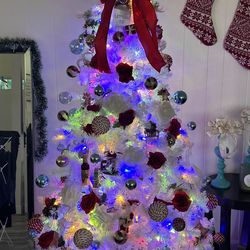 Christmas Tree & Ornaments!! Complete Decorations with it all!!