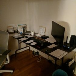 Office Desk

71 x 30 x 29

Excellent condition.
Pickup only in Mayfield Heights. Thanks.