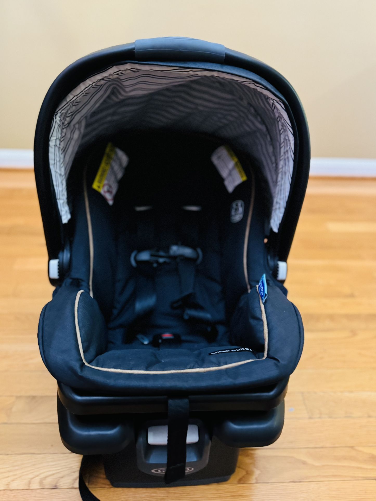 Graco Infant Car Seat with Base – Like New Condition