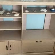  Entertainment center, bookshelf, or knickknack holder. I 