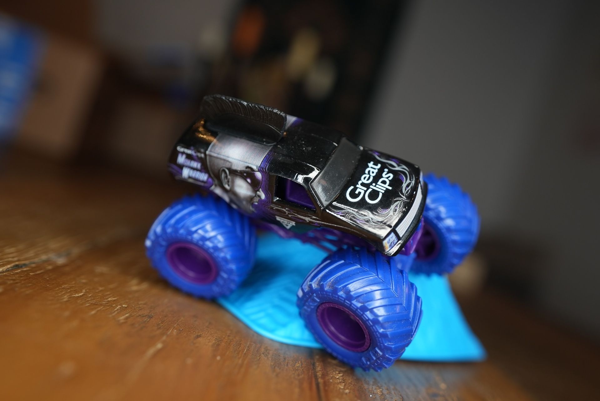 🔥 Monster Jam Great Clips Mohawk Warrior – Blackout Purple Edition – 1:64 Die-Cast Truck🔥